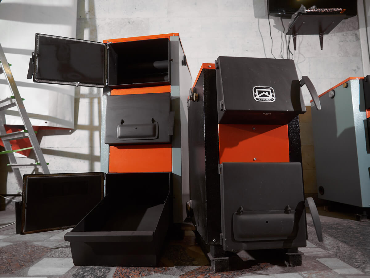 Современные отопительные котлы с подключёнными инженерными коммуникациями