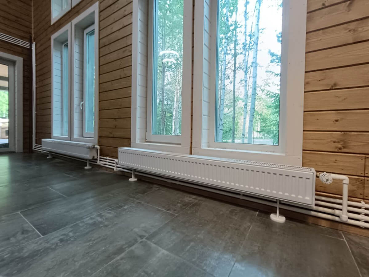 Радиатор отопления под окном с выполненной разводкой труб