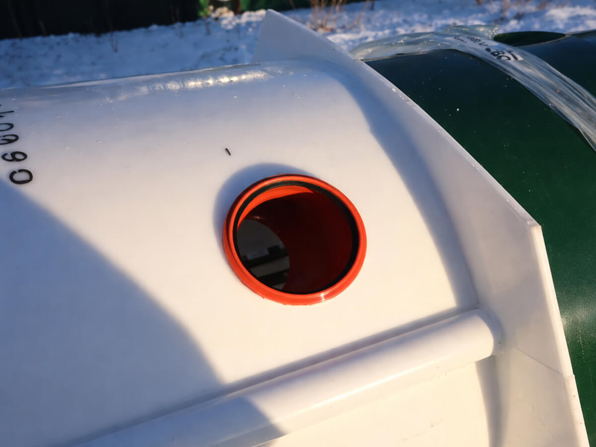 Входное отверстие канализационной трубы в пластиковом септике