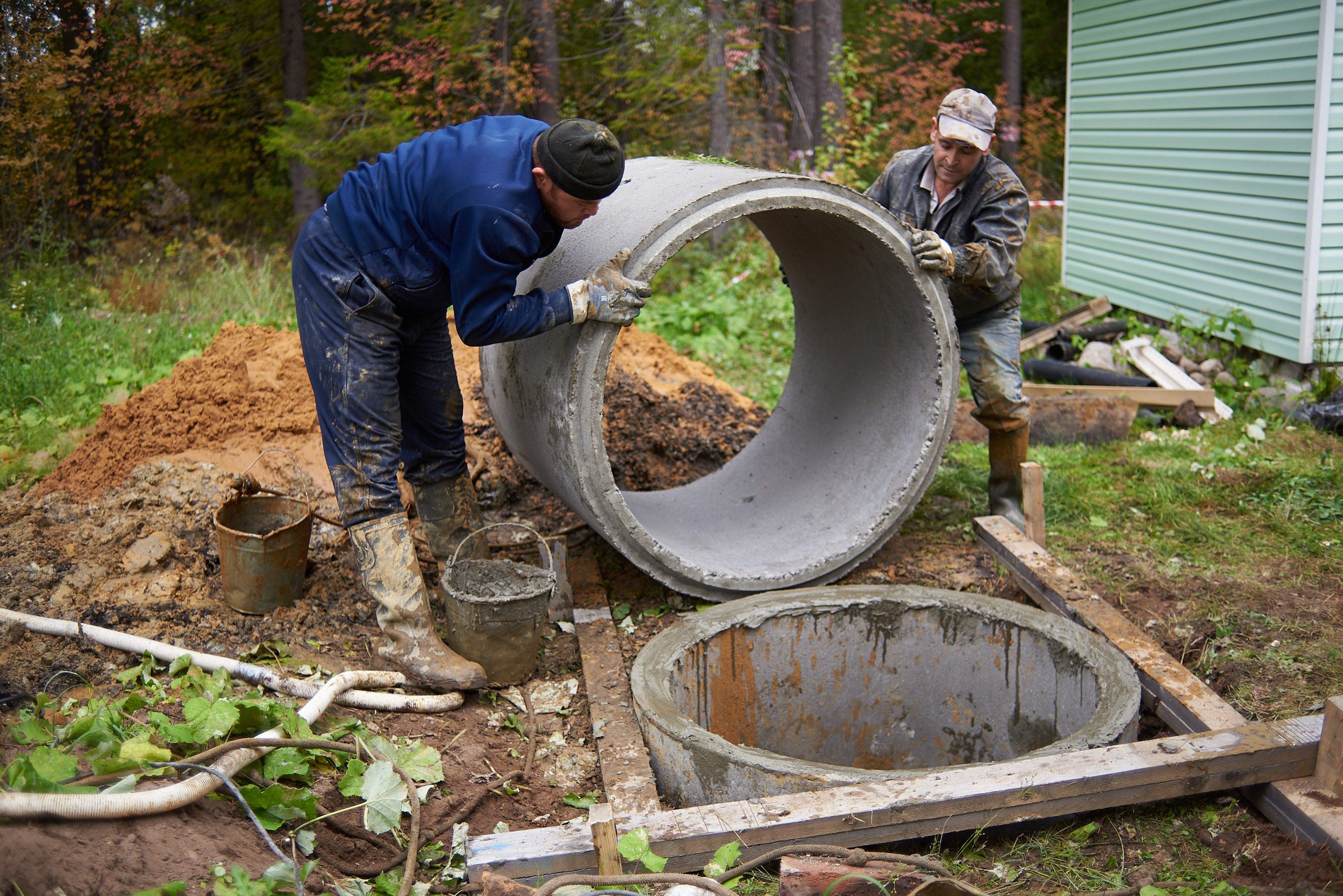 Колодец из железобетонных колец на даче