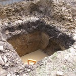 Копка ямы для установки канализации