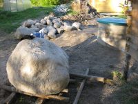 Огромный камень в колодце